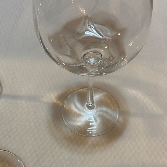 Pier 1 Elegant Swirl Clear Wine Glass Set (4) - Picture 6 of 11